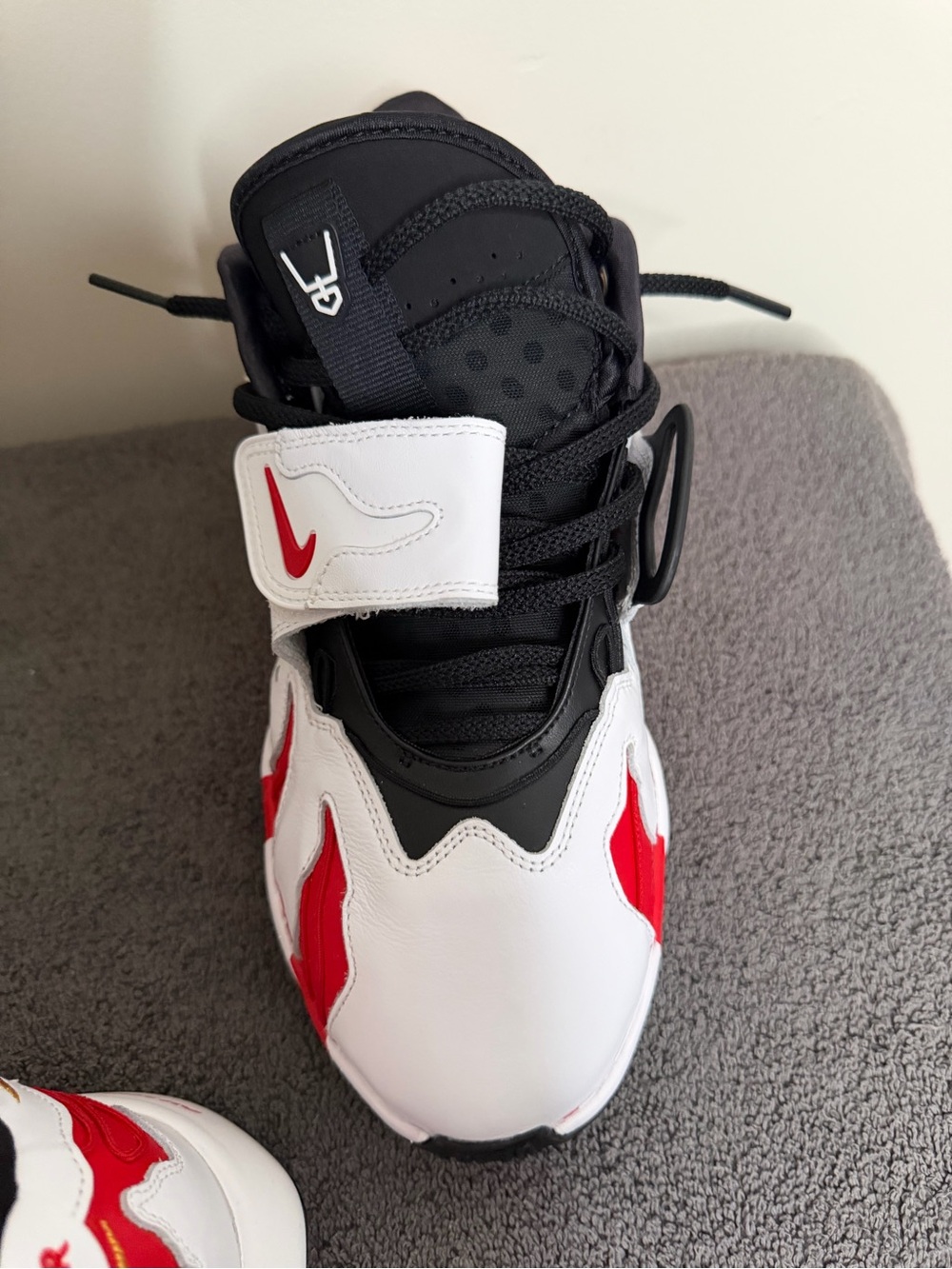 Nike Men’s Black White Red Sneakers - Picture 6 of 9